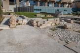 <center>Le Port Antique.</center> Les enceintes Grecques - IVe-IIe Siècles avant J.-C. Au fond, à gauche, la tour médiévale. Au centre, l'angle d'une tour quadrangulaire en calcaire blanc. A droite, le mur de 
