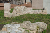 <center>Le Port Antique.</center>L'édifice de plan carré, appelé tour médiévale, réutilise la pierre rose du rempart hellénistique. Il s'agit peut-être des vestiges d'une maison forte du XIIe siècle.