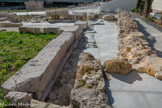 <center>Le Port Antique.</center> Les enceintes Grecques - IVe-IIe Siècles avant J.-C. L'angle d'une tour quadrangulaire en calcaire blanc.