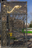 <center>Parc Chanot</center>Un thème revient, celui du paon, dont Aubrey Beardsley avait fait un motif de l'Art nouveau. On le retrouve sur le portail aussi bien en délinéation noire qu'en bronze repoussé.
