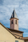 <center>La Penne-sur-Huveaune.</center>L'église Saint-Laurent. Une tour clocher, du XIX siècle, est accolée à la façade sud,  coiffée d'une toiture pyramidale.