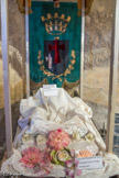 <center>Chapelle N.D. de Nazareth.</center>Voile de protection de la Vierge lors des processions. Brodé au fil d'or par les confréries de Saint Marcel. XVIIIe siècle.