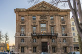 <center>L'Hôtel Daviel</center>Le bâtiment est construit en pierre rose des carrières de la Couronne (Côte bleue).
La façade qui donne sur la place Daviel est divisée par des pilastres à chapiteaux ioniques.