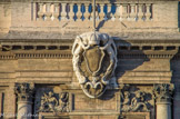 <center>L'hôtel de ville.</center>Au-dessus du balcon, sur la façade méridionale, se trouvait le magnifique médaillon, œuvre de Pierre Puget, décoré aux armes de France. Mis en place en 1674, il avait été sculpté d’une seule pièce de marbre malgré ses dimensions imposantes : 2,15 m de hauteur par 1,65 m de largeur.
En 1890, Frétigny, professeur de l’Ecole des Beaux-arts de Marseille, entreprit la restauration de l’écusson sur la demande de la municipalité.
En 1913, le sculpteur Stanislas Clastrier le remplaça par un moulage. Ce moulage n’a pu être conservé au moment de sa dépose en 1968, et fut remplacé par une copie très fidèle à l’original, exécutée par le sculpteur Mérindol.