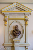<center>L'hôtel de ville.</center>Le buste de Pierre Puget est une œuvre de Foucou.