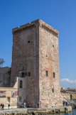 <center>La tour du roi René.</center> La tour carrée est un ouvrage monumental de 34 mètres au-dessus de la mer, pourvu de très peu d'ouvertures, souvent de simples meurtrières, et les étages sont reliés entre eux par un étroit escalier à vis. Un large quai protégeait son soubassement où fut construit le premier Bureau de la santé de Marseille. Ce quai, démoli en 1954, laissa place à la promenade actuelle, que l'on appelle les pierres plates.
