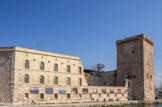 <center>Fort Saint Jean</center>Au début du Xllle siècle une tour (dite Maubec ou Maubert) fut construite pour assurer le contrôle de l'entrée du port.
Malgré toutes les mesures prises par les Marseillais pour se protéger, les troupes aragonaises s'introduisirent en 1423 dans la ville et la mirent à sac. La tour Maubert fut alors entièrement détruite.
La première préoccupation du roi René, lorsqu'il hérita du comté de Provence en 1435, fut d'assurer la sécurité de Marseille. Les remparts furent remis en état et la tour reconstruite par l'ingénieur génois Pardo et le maître maçon Jehan Robert. Celle-ci, appelée « Tour Carrée », puis ultérieurement « Tour du Roi René » fut élevée de 1447 à 1463. De là une chaîne de 225 anneaux était tendue chaque nuit jusqu'à la rive opposée, interdisant l'accès au port à tous les envahisseurs.