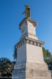 <center>Châteaurenard</center>La Vierge dorée. Elle fut élevée au XIXème siècle (1867) à l’occasion d’une Mission sur les hauteurs de la commune, au sommet du Pic Chabaud. La mission fut décidée par le père Louis Alexis alors curé de la paroisse. La commande de la statue fut passée aux établissements Vigne de Lyon, sur la base d’un modèle créé pour Lourdes par Joseph Fabisch. Il fallut toute l’énergie des hommes, des charretiers et des chevaux, pour amener les 1860 kg de la statue au sommet de la colline. Installée sur un socle de pierre de taille, elle culmine à dix mètres de hauteur. Sur le piédestal de la statue l’on fit graver l’Inscription : 