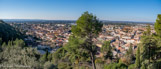 <center>Le château de Châteaurenard</center>Le parc du château offre un point de vue sur le Mont Ventoux, les Alpilles et sur les plaines de la Durance et du Rhône. Au fond, la Montagnette.