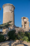 <center>Le château de Châteaurenard</center>A gauche, la tour du Griffon, à droite, la Tour des trois Poignards à demi-démolie.