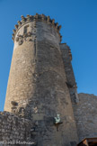 <center>Le château de Châteaurenard</center>La Tour du Griffon, avec, en bas, le griffon. Au-dessus, on voit l'esquisse d'une arche.