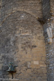 <center>Le château de Châteaurenard</center>La Tour du Griffon, avec, en bas, le griffon. Au-dessus, on voit l'esquisse d'une arche.
