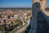 <center>Le château de Châteaurenard</center>Vue du sommet de la Tour du Griffon. Le chemin de la courtine qui pemet d'accéder à la Tour des trois Poignards.