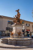 <center>Châteaurenard</center>Fontaine de la Durance.
Groupe en fonte ou en bronze représentant la Durance, tenant dans ses bras une corne d’où s’écoule une eau bienfaitrice. Sur le coté droit siège Déméter (Cérès),  déesse de l’agriculture arborant la coiffe de Mireille, qui symbolise la terre nourricière. Grappes de fruits et épis jonchent le sol à ses pieds. A gauche se trouve Hermès (Mercure) dieu du commerce, qui porte le caducée et personnifie le commerce, source de prospérité et richesse du territoire générée par l’agricul. Oeuvre allégorique du sculpteur Farigoule fondue par le Val d’Osne. Autour du piètement quatre griffons en fonte.
