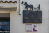 <center>Le Musée des Outils Agraires et des Traditions</center>Le musée, écrin coloré, évoque l'évolution de l'agriculture dans la région grâce à une collection d'outils anciens, certains datant du XIXème siècle, servant à la culture maraîchère, viticole et céréalière. Découvrez ces femmes et ces hommes qui tirèrent de la terre et de l'eau le meilleur d'elles-mêmes, leur art de vivre, leurs fêtes, et les traditions.