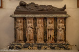 <center>L'église Saint-Denys.</center>Le «monument aux morts», un gisant en mémoire du soldat inconnu. Encadrés par deux anges, sainte Jeanne d'Arc, saint Denys, et saint Louis.