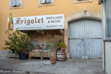 <center>Distillerie de la Liqueur Frigolet  </center>En 1858, des pères blancs de l’ordre de Prémontré s’installèrent à l’abbaye de Saint-Michel-de-Frigolet. Ils y fabriquaient régulièrement potions et élixirs végétaux, à partir de leur cueillette dans les collines environnantes, par macération. La fabrication n’avait rien de régulier ni de standardisé, si bien que leurs recettes évoluaient au gré des saisons, certaines tombant peu à peu dans l’oubli.<br> En 1865, Joseph Isoard, distillateur-liquoriste expérimenté, s’établit à Châteaurenard. Dès 1883, il commença à s’intéresser aux diverses préparations des moines. Les décoctions, macérations et potions des ecclésiastiques attisèrent sa curiosité. Il s’en inspira donc pour mettre au point une recette et un procédé de fabrication uniques par distillation. Il obtint une liqueur exquise, dorée comme le soleil provençal. Le Frigolet était né.
