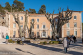 <center>Le château de Gueydan.</center>Pierre de GUEIDAN écuyer d'Aix, achète en 1681 une maison sur le grand cours d’Aix (hôtel de Gueidan, 22 cours Mirabeau) et en 1683 le domaine de Valabre près de Gardanne, transforme la bastide en château et agrandit le domaine. Il épouse par contrat du 27 mars 1677, Madeleine de TRETS née en 1657 à Aix, fille de Charles, conseiller au parlement de Provence, et de Louise de LIEUTAUD. Leur fils, Gaspard de GUEIDAN avocat général au parlement de Provence, nommé en 1740 président à mortier au parlement, fait ériger en fief le domaine de Valabre, et rénove le château qui prend parfois le nom de château de Gueidan. En 1746, il demande l'autorisation de donner à ce domaine le nom de Gueidan, sa requête est acceptée. L'année suivante il demande que cette acquisition soit décorée du titre de marquisat. En mai 1752 par lettres patentes de Versailles, il obtient satisfaction et peut désormais porter le titre de Marquis de Gueidan. Il épouse en 1724 à Aix, alors âgé de 36 ans, Angélique de SIMIANE de la Tour, fille de Joseph, marquis de SIMIANE, et de feue Marguerite de VALBELLE.