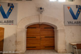 <center>Le château de Gueydan.</center>Les écuries. La porte s'ouvre au niveau de la route, donc en soubassement du château.
