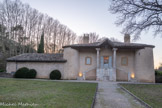 <center>Pavillon de chasse du Roi René .</center>Cette massive construction rurale, improprement appelée pavillon de chasse du Roi René, aurait appartenu à un conseiller du parlement d'Aix, Thomas de Milhaud, à la fin du XVIe s. Ses parties les plus anciennes remonteraient aux années 1580. La mention exacte est la « Bastide des quatre tours », bien que ce bâtiment n'ai ni la forme ni les  décors d'une bastide au sens classique du terme. C'est plutôt une maison forte, un édifice de taille plus modeste. Son architecture est très particulière. Il se compose d'un bâtiment central rectangulaire aux formes assez maladroites, entouré de tours trop petites aux angles.