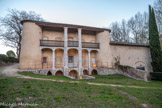 <center>Pavillon de chasse du Roi René .</center>Le Roi René vécut de 1409 à 1480. Il était Duc d’Anjou, Comte de Provence et de Forcalquier et Roi de Jérusalem et de Sicile. Il prit possession de tout le village dont des îlots de maisons qui formèrent l’Hostel du Roi René. Il venait de temps en temps chasser les oiseaux des étangs, ou le petit gibier. Il appréciait le bon vivre et les
paysages bucoliques. Pour ce pavillon, dit Pavillon de Chasse du Roy René, construit à la fin du 16e siècle (1513-1583), l'appellation est fausse, car le Roi René est mort en 1480...