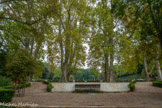 <center>Les jardins d'Albertas</center>La nappe d'eau ou bassin en lyre avec ses rampes d'accès, elle accueille le visiteur et le prépare aux « surprises » du parc, avec élégance et majesté.<br> C'est autour de 1640 qu'Henri de Séguiran commence la création d'un grand jardin sur sa terre de Bouc. Premier Président de la Cour des Comptes, Aides et Finances de Provence et Lieutenant des Mers du Cardinal de Richelieu, il se partage entre son Hôtel d'Aix, sa seigneurie de Bouc et Marseille, le grand port de mer du Royaume.
En 1678, au décès de son fils Reynaud, l'inventaire de succession décrit un jardin très proche de son état actuel.
