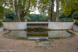 <center>Les jardins d'Albertas</center>La nappe d'eau ou bassin en lyre était à l’origine le point d’entrée des jardins (et non le portail aujourd’hui sur la route nationale). <br> C'est en 1673, par le mariage de Marc-Antoine d'Albertas, capitaine de vaisseau, avec Madeleine de Séguiran, que la famille d'Albertas entre en possession de la terre de Bouc.
Leur fils Henri Reynaud d'Albertas, Premier Président à son tour est le créateur de l'Hôtel et de la place d'Albertas à Aix. Leur petit-fils Jean-Baptiste sera un passionné de jardins, il crée les extraordinaires Jardins de Gémenos : jardin classique à l'emplacement du village actuel et romantique dans la vallée de Saint Pons. A Bouc, les plans de 1751 montrent un programme très ambitieux de restauration des jardins. Il envisage même un château, jamais réalisé...