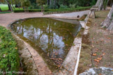 <center>Les jardins d'Albertas</center>La nappe d'eau ou bassin en lyre.<br> Le 14 juillet 1790, Jean-Baptiste d'Albertas est assassiné dans son parc de Gémenos lors d'un banquet offert à la Garde Nationale pour la fête de la Fédération.
Son fils Jean-Baptiste Suzanne sera fait pair de France et Préfet des Bouches-du-Rhône par Louis XVIII. Il est amoureux de ses jardins, « sa tabatière » qu'il embellit avec son fils Alfred.
En 1949, le Marquis Jean d'Albertas et son épouse Sylvia entament une campagne de sauvetage des jardins abandonnés depuis près d'un siècle. Actuellement, la famille poursuit cet effort de longue haleine pour restaurer les jardins dans le respect des plans du XVIIIème siècle.
