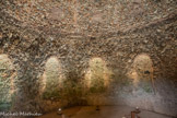 <center>Les jardins d'Albertas</center>L’eau sortait en petits jets du sol et de la voûte pour rafraîchir par surprise les visiteurs. Sept niches, décrites en 1680, ornaient l’intérieur, chacune avec une «figure» (statue, visage...) des «sept planètes » et une vasque pour recueillir l’eau qui ruisselait sur une végétation de mousses et de fougères, pour se jeter ensuite dans une élégante rigole de pierre.
Le modèle pour cette grotte fut celle (disparue) qu’on venait de construire à Carcès (Var) pour Jean de Pontévès, comte de Carcès, Grand Sénéchal de Provence, un proche de Henri de Seguiran.