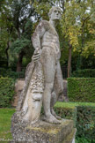 <center>Les jardins d'Albertas</center>Hercule arbore la peau du lion de Némée et les pommes d'or du jardin des Hespérides.