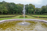 <center>Les jardins d'Albertas</center>La terrasse des parterres a retrouvé sa composition du XVIIIème siècle; bassins, jets d'eau, bordures de buis et haies de chênes verts. Le grand bassin octogonal avec son jet d’eau central, qui avait disparu, a été recréé en marbre de Saint-Pons (Languedoc).