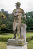 <center>Les jardins d'Albertas</center>Mars porte la main à son glaive.