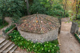 <center>Les jardins d'Albertas</center>Curieusement aucun document du XVIIIème siècle, quand les Albertas deviennent marquis de Bouc, ne parle de la grotte. Elle figure pourtant sur les plans de cette époque. L'entretien difficile et coûteux des fragiles décors et des systèmes d'adduction d'eau explique la disparition ou l'abandon de nombreuses grottes de fraîcheur.
A part une mention en 1831 (à l'occasion de travaux derrière la grotte), il faut attendre les grands travaux de reprise du jardin par le marquis Jean d'Albertas, terminés dans les années 1950, pour redécouvrir la grotte de fraîcheur, mais sans ses sculptures, ses vasques, jeux d'eau, ni l'essentiel de son fragile et 	délicat décor de coquillages.