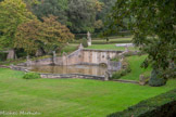 <center>Les jardins d'Albertas</center>L'art des fontainiers du XVIIème siècle a canalisé l'eau des quatre sources en un réseau élaboré de galeries, citernes, voûtes, vannes, conduites et bassins qui surversent les uns dans les autres.
L'utile et l'agréable se rejoignaient ; le réseau hydraulique permettait le jaillissement des fontaines, mais il accumulait aussi, grâce aux bassins, les réserves d'eau nécessaires à l'arrosage des terres cultivées.
De même le « boulingrin » (prairie) entre le grand canal et le bassin des Tritons (dit « des 17 jets ») était orné sur les plans de 1751 par un jardin potager.
Les variétés de légumes, constituaient un magnifique décor de formes et de couleurs.