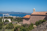 <center>Chapelle Notre Dame de la Garde.</center>Les Pénitents Bleus offrirent à la chapelle une première cloche en 1628. Elle était faite d’un alliage de cuivre et de l'argent provenant d’écus donnés par les Prieurs des Pénitents Bleus de l'époque, dont la cloche portait les noms gravés. Volée en 1907, elle fut remplacée par une cloche qui appartenait au couvent des Sœurs du Saint Nom-de-Jésus faite de 60 kilos de bronze et 43 kilos de fonte.