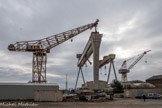 <center>Les Chantiers Navals de La Ciotat. </center>De gauche à droite : la grue de 250 tonnes de la Grande Forme, le second portique de 660 tonnes et d'une portée de 143 m, le premier portique de 500 tonnes (2 x 250 tonnes) d’une portée de 77,50m.