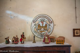 <center></center><center> La Bastide Marin </center> Mosaïque avec les armes de La Ciotat : un château, ouvert de trois portes, avec une crosse abbatiale qui évoque l’allégeance à l’abbaye de Saint Victor et un poisson qui symbolise les activités maritimes du port. Sur le meuble, des maquettes de la bastide.