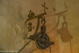 <center></center><center> La Bastide Marin </center> La ferronnerie en forme de croix et de fleurs de lys sur la poulie du puits intérieur.