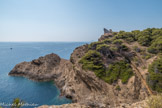 <center></center><center>  L'île Verte. Grande Calanque.</center> Nous nous trouvons  sur l'emplacement de la tour Géry. Le 3 septembre 1808, les Anglais entrent dans la rade de la Ciotat et débarquent sur l'île. Ils lancent alors une brève attaque contre la ville et sont finalement contraints à quitter les lieux.
Cet épisode suffit à démontrer la vulnérabilité du port. La décision d'installer des batteries côtières est prise.
La construction de la tour Modèle commence en 1811. Placée sur un mamelon, elle protège deux batteries. Bien qu'inachevés par manque de fonds, ces travaux inspirent l'inquiétude à l'ennemi.