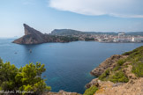 <center></center><center>  L'île Verte</center> L'île de Riou, visible au loin comme un vaisseau minéral en partance, appartient comme les calanques de Marseille à Cassis, à un autre faciès, une autre nature de roche : le calcaire dit « urgonien ».
Il s'est formé il y a 117 à 113 Millions d'années par la sédimentation d'organismes marins au fond d'une ancienne mer tropicale peu profonde.
