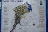 <center>Parc du Mugel.</center>Lieu rare et extraordinaire, le parc du Muge se manifeste, tel l’oasis du désert aride et minéral que constitue le Cap Canaille. La grande originalité de ce site tient à la roche rosée, appelée poudingues, qui le supporte.
Dure et imperméable, elle constitue un véritable impluvium. Elle a permis la construction des calades qui récupèrent les eaux de pluie et les acheminent vers de profonds bassins. Grâce à cette eau, une prodigieuse et luxuriante végétation prospère. A l’origine de ce jardin, il y eut Louis Fouquet qui acquit cette propriété, en 1923, pour l’aménager en résidence secondaire. Ce paradis qu’il nous a légué bénéfice d’une situation exceptionnelle : le site est protégé du Mistral par le rocher du Bec de l’Aigle et réchauffé par la Méditerranée en hiver. L’inattendu est omniprésent : oiseaux de paradis, palmiers ou cactus constituent un mariage étonnant parmi les bambous, les châtaigniers ou encore quelques chênes lièges. De même, après une bonne marche, il est divin de profiter d’un panorama à 82 mètres à pic au-dessus de la mer. Le spectacle est grandiose et garanti. Le parc du Mugel s’étend sur environ 3 hectares. Il a été restauré pour votre plus grand plaisir. Restez sur les chemins balisés, il en va de la survie de ce site classé. Protégez ce patrimoine naturel et paysager, il est le joyau botanique de tous les ciotadens.
