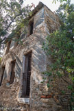 <center>Parc du Mugel.</center>Ruines de la maison bleue.
