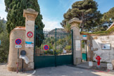 <center>Parc du Mugel.</center>Entrée du parc. D’une superficie d’environ 17 hectares, le parc est naturellement protégé du mistral et des embruns par l’imposant massif rocheux du bec de l'aigle. Il en résulte un microclimat propice au développement de nombreuses variétés de plantes et c’est ainsi que l’on peut y découvrir: bambouseraie, cactus, plantes aromatiques, chênes lièges, châtaigniers et plantes tropicales comme l’oiseau du paradis.