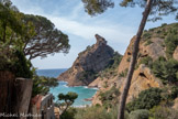 <center>Calanque de Figuerolles.</center>Son nom désigne en provençal la culture de figuiers, et sa géologie singulière a attiré les peintres. C'est une crique de galets, orientée vers le large, encadrée de falaises de poudingue et surplombée par le Rocher du Capucin. Elle se situe à l'ouest du centre ville de La Ciotat après le parc du Mugel. A gauche, des tafoni, du corse tafone, qui sont en géomorphologie des formes en creux arrondies, creusées par l'érosion, sous l'action du vent, dans les roches cristallines ou gréseuses.