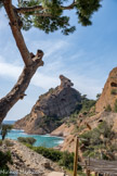 <center>Calanque de Figuerolles.</center>L’hôtel-restaurant Chez Tania surplombe la calanque depuis 1956. Depuis cette date existe la République Indépendante de Figuerolles. Une boutade que l’on doit aux fondateurs du restaurant qui trouvaient l’endroit tellement atypique et différent qu’il ne pouvait pas appartenir à la France. Selon la légende, il y règne d’ailleurs un décalage horaire d’une heure.