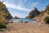 <center>Calanque de Figuerolles.</center>A gauche, l'îlot du lion, à droite, le Rocher du Capucin .