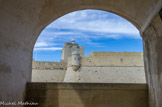 <center>Fort de Bouc. </center>Le fort a été construit par le maître Antoine Borel d’Arles durant la période d’Henri IV, puis par le père et le fils Bonnefons qui ont construit la demi-lune et le rempart qui épouse le contour de l’île. En 1639, le fort a sa configuration actuelle. On a utilisé, en France, le système bastionné pour la première fois à Notre-Dame de la Garde.