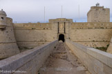 <center>Fort de Bouc. </center>Le pont dormant suivi du deuxième pont-levis.