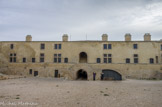 <center>Fort de Bouc. </center>Les casernements.