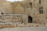 <center>Fort de Bouc. </center>Au pied de la tour, l’ancienne citerne qui devint ensuite la prison avant que cette dernière soit transférée à l’autre bout de la cour.
